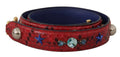 Sangle d'épaule en cuir exotique rouge avec cristaux de Dolce & Gabbana, vue en gros plan.