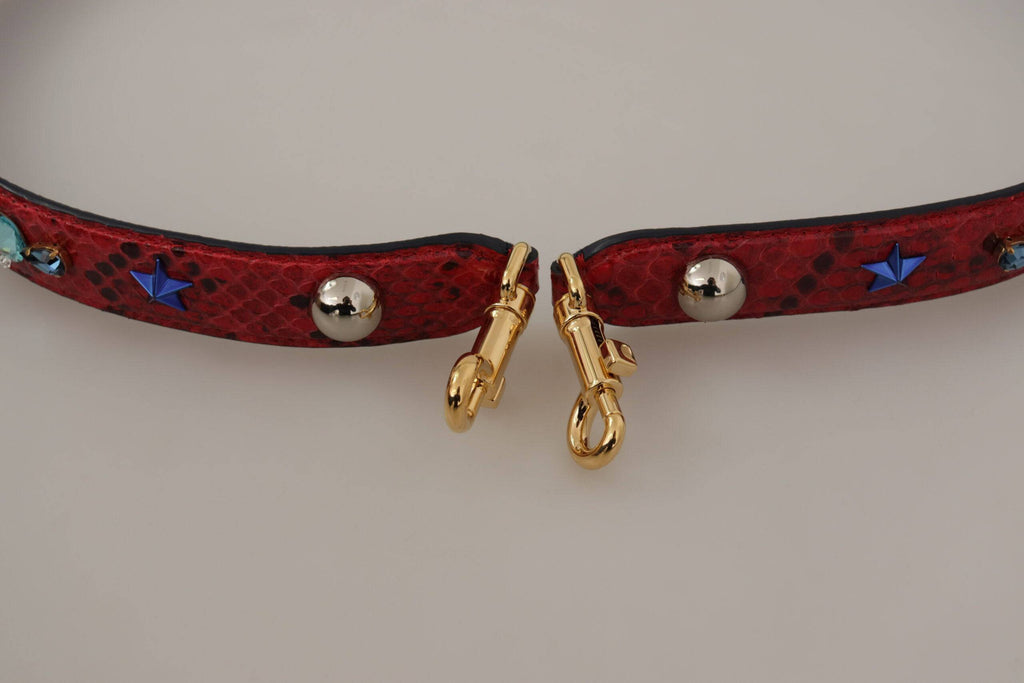 Sangle d’épaule en cuir exotique rouge avec cristaux, pour sac Dolce & Gabbana, détails élégants et sophistiqués.