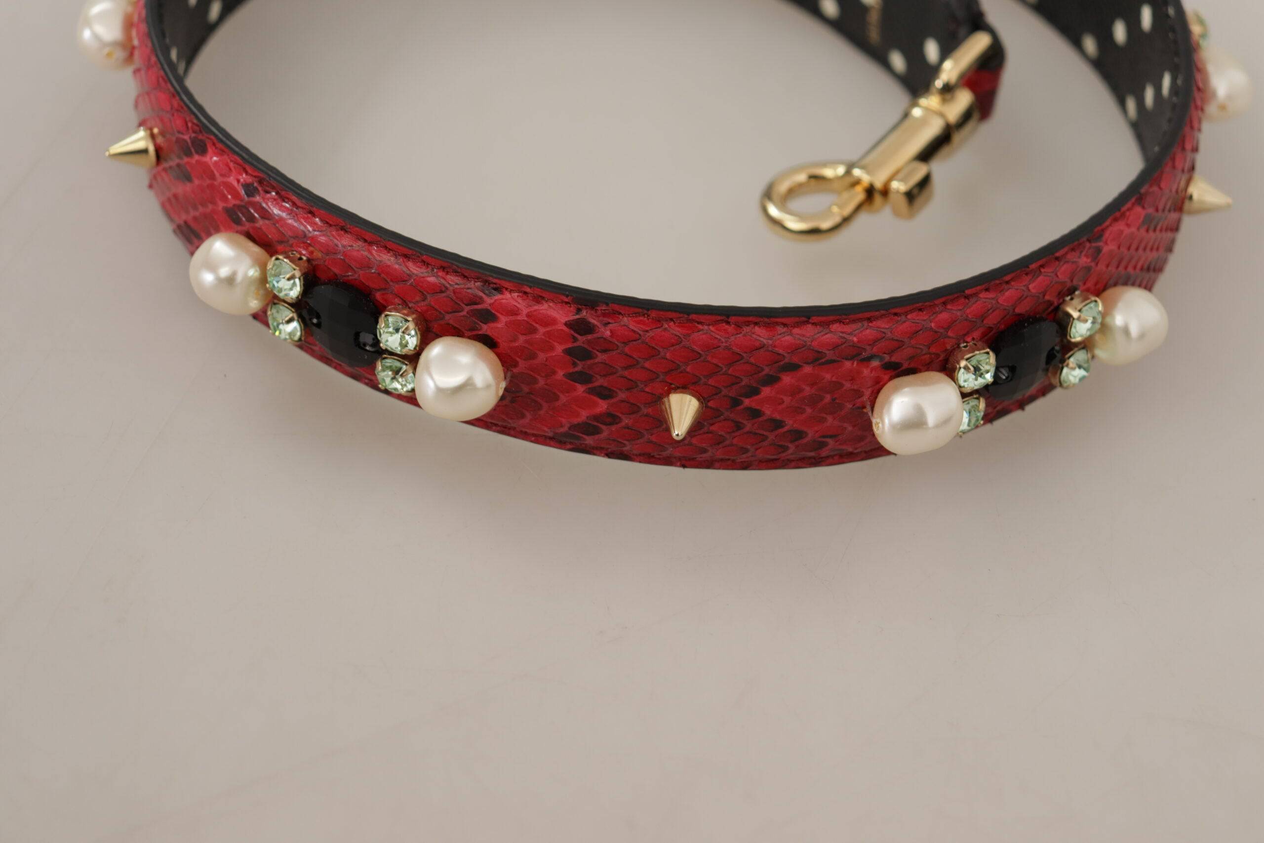 Sangle réversible Dolce & Gabbana en python rouge et cristaux, conçue pour sac à épaule.