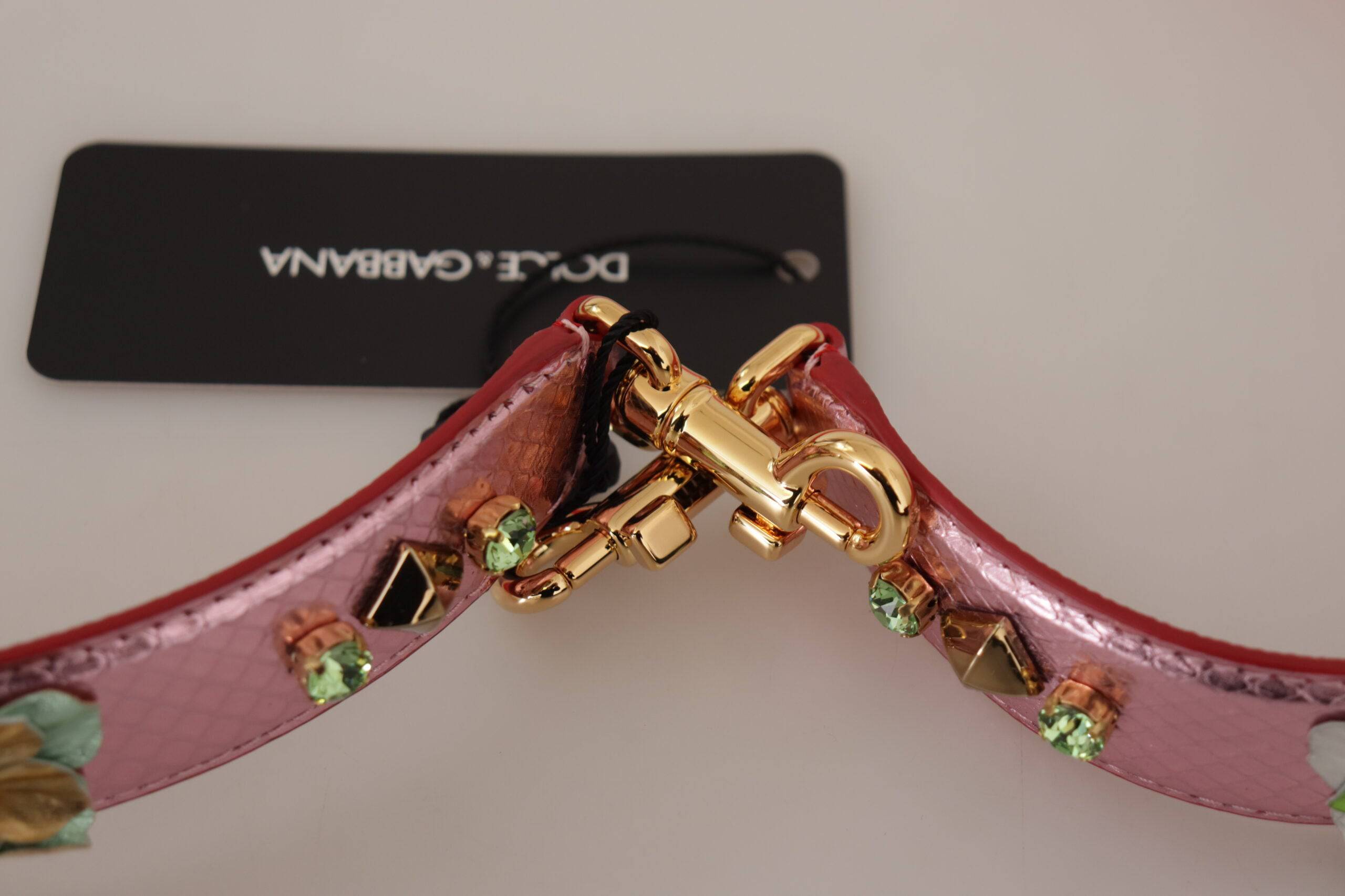 Sangle d'épaule en cuir rose métallisé Dolce & Gabbana avec studs, pour sac à main ou accessoire de mode.