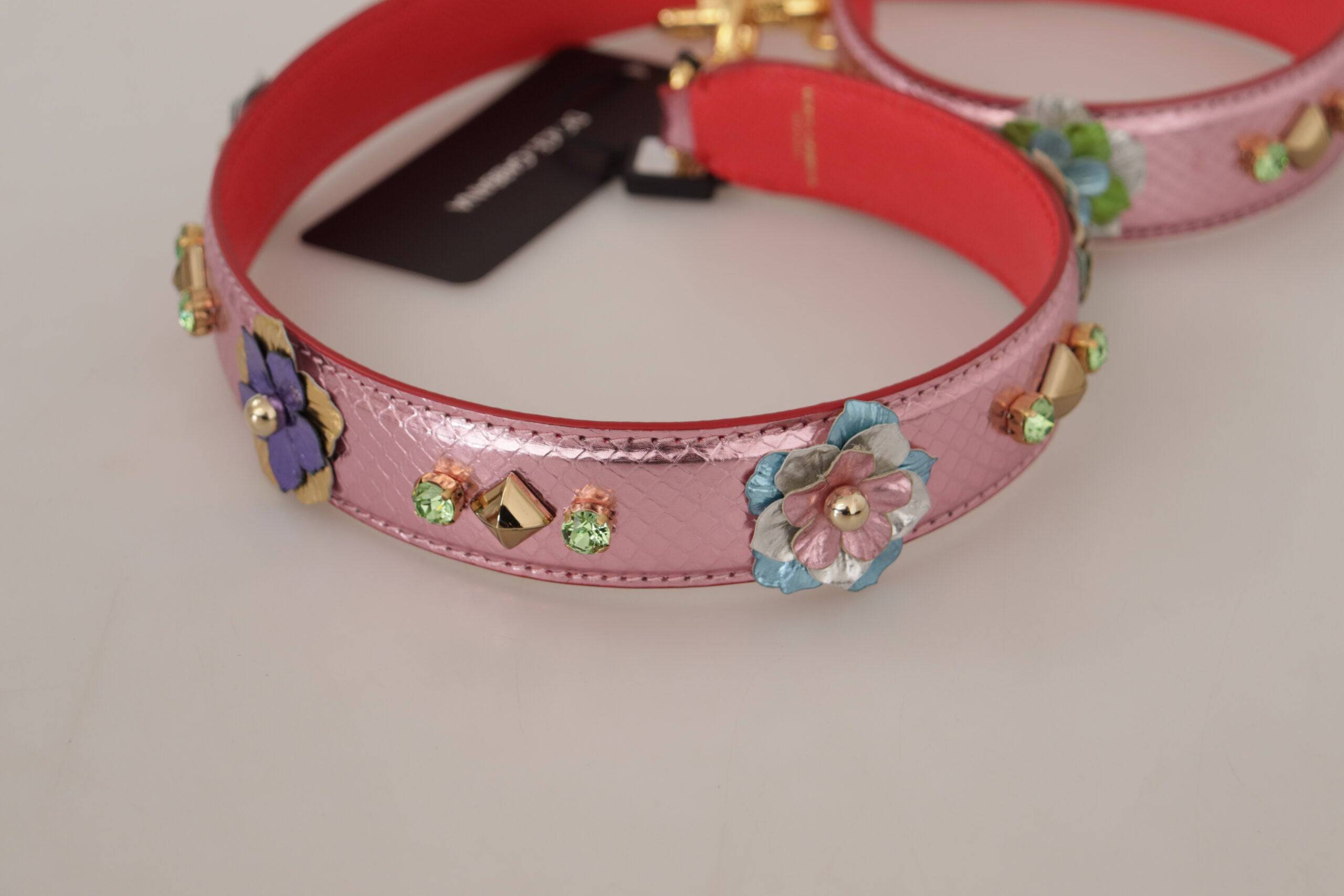 Bandoulière en cuir métallique rose avec studs de Dolce & Gabbana, idéale pour sac à main ou accessoire de mode.