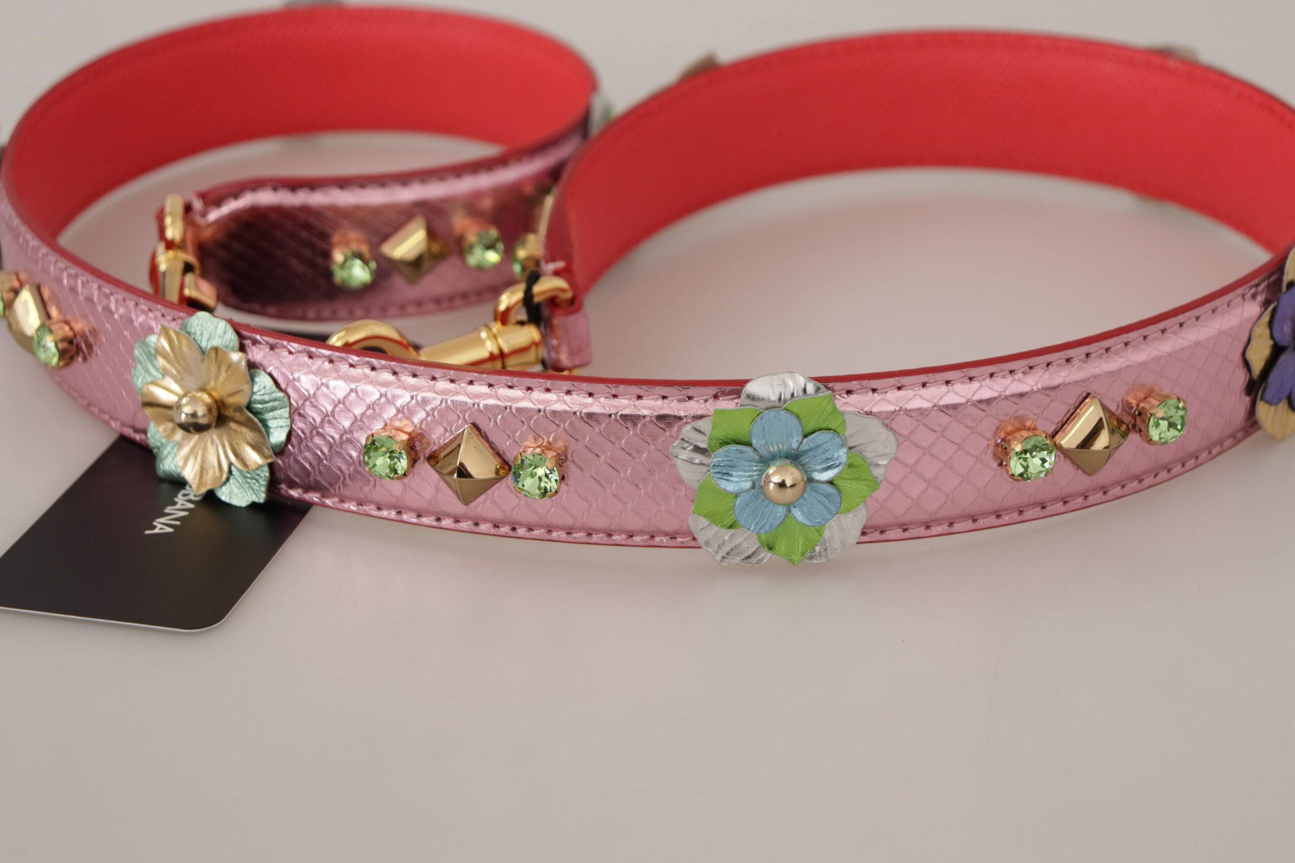Sangle d'épaule en cuir métallisé rose avec clous de Dolce & Gabbana, style tendance et matelassé.