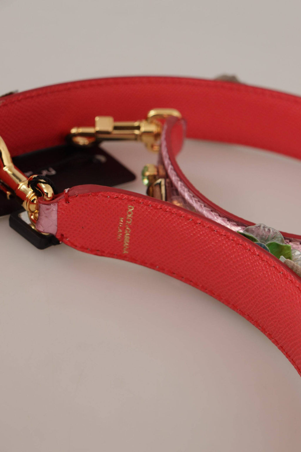 Sangle d'épaule en cuir rose métallisé Dolce & Gabbana avec clous, pour sac à main ou accessoire de mode.