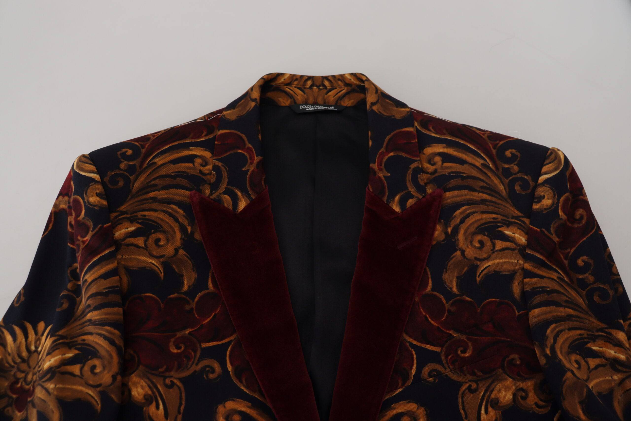 Blazer Martini Dolce & Gabbana à fleurs multicolores, à un bouton, style élégant, porté sur un mannequin.