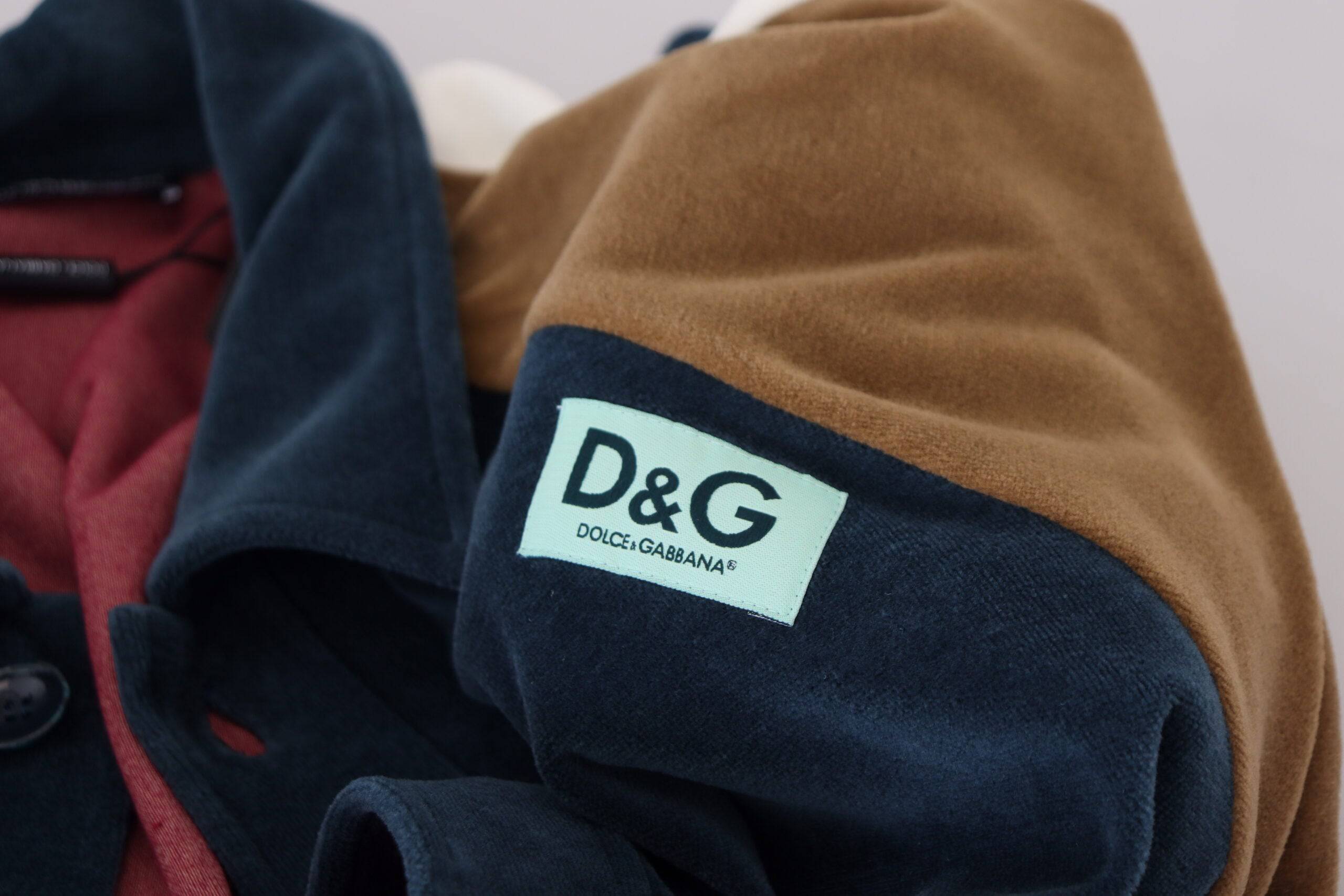 Pull à col en coton multicolore de Dolce & Gabbana, pullover élégant avec motifs colorés, vue de face.
