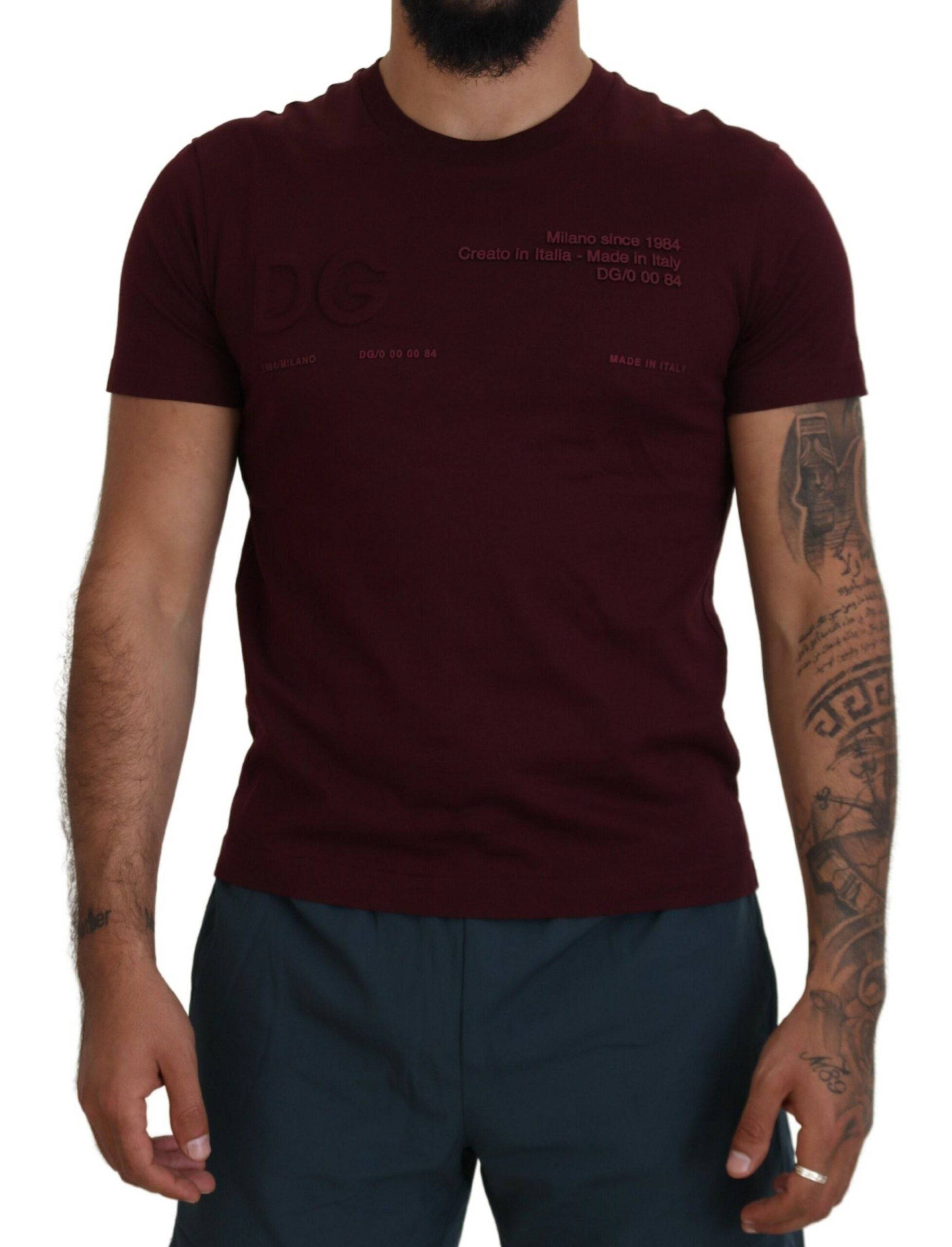 T-shirt homme à manches courtes Dolce & Gabbana couleur bordeaux avec imprimé floral, style décontracté et moderne.