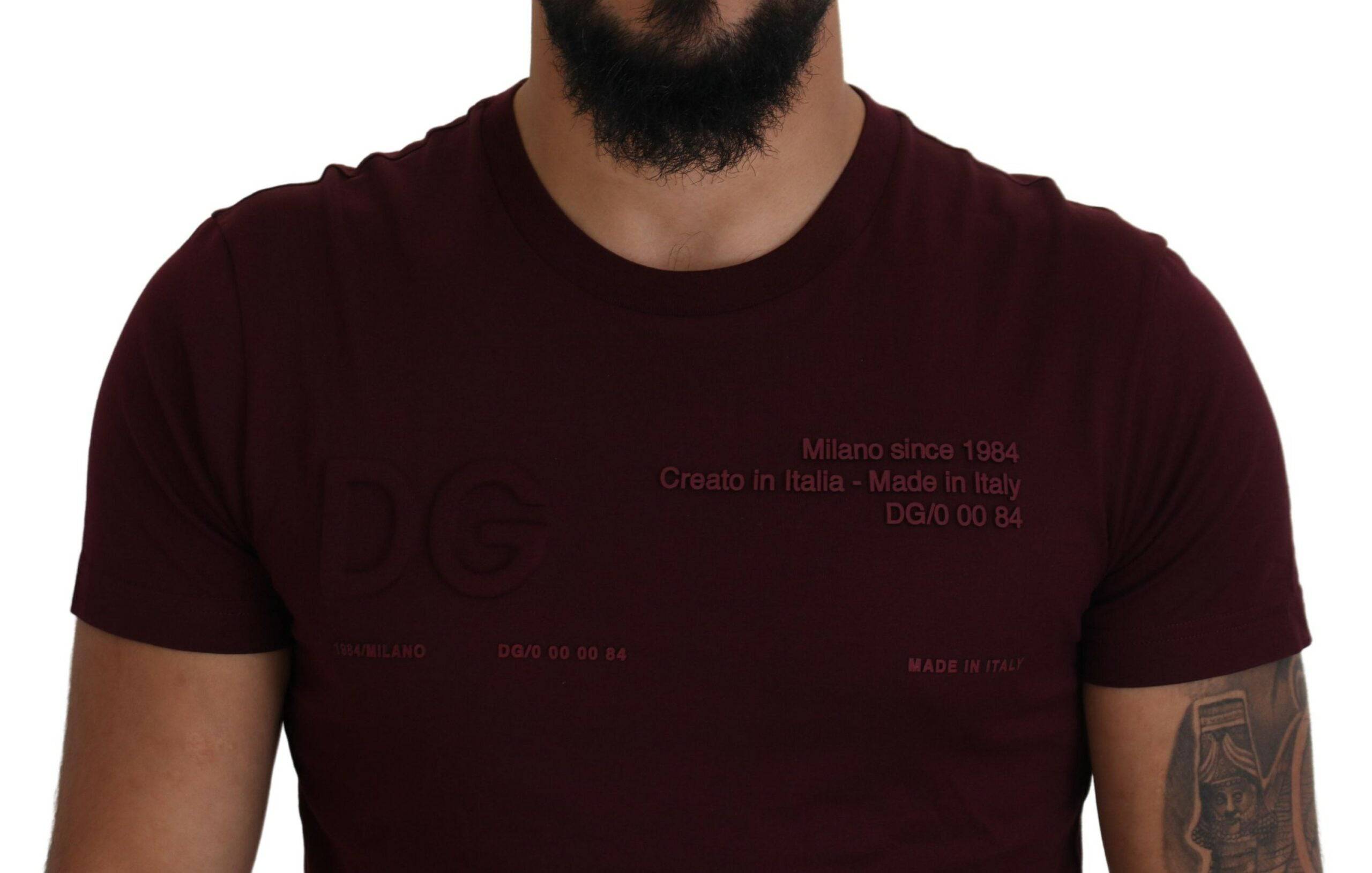 T-shirt homme Dolce & Gabbana à manches courtes bordeaux avec imprimé floral, style décontracté et moderne.