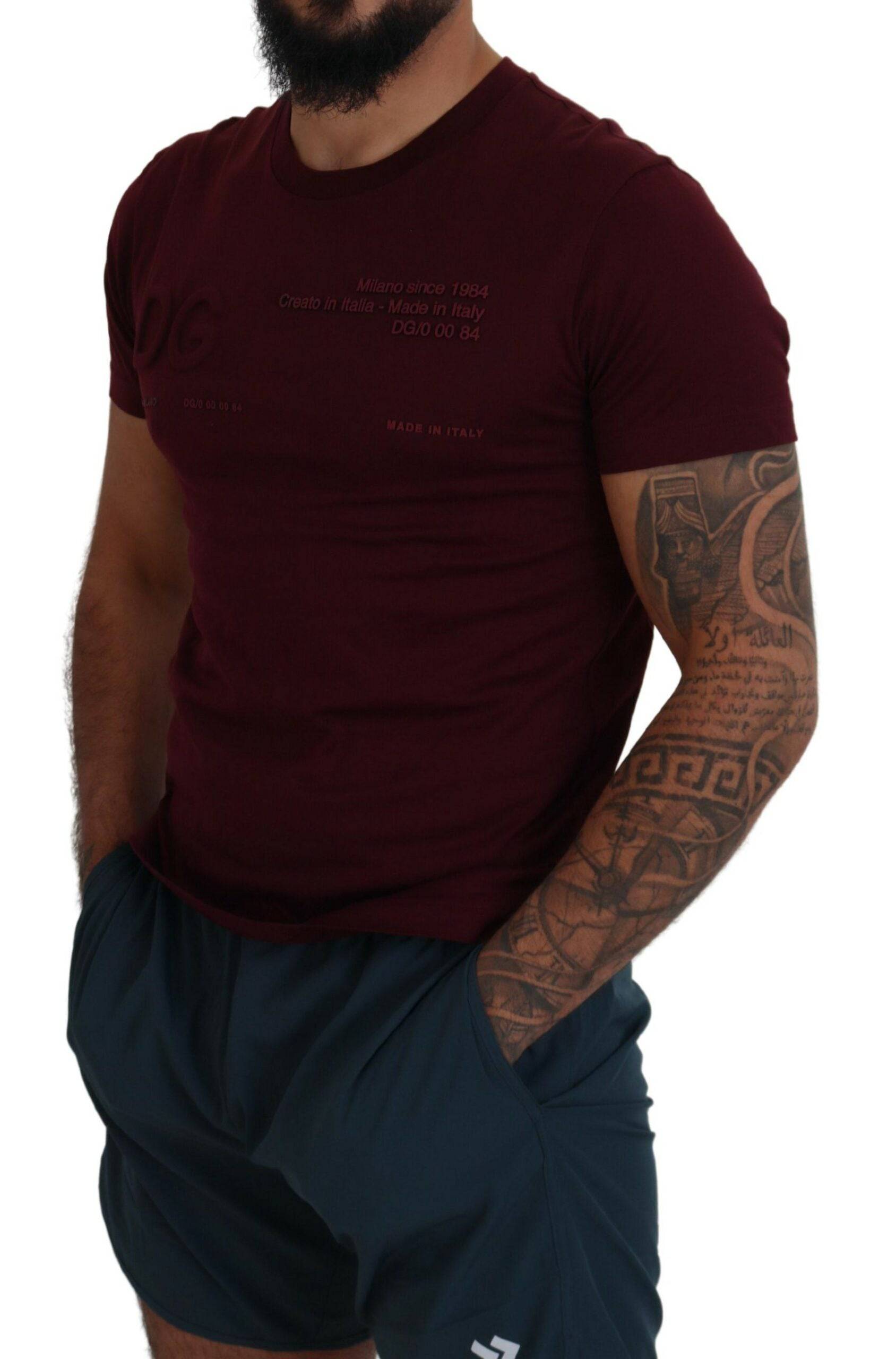T-shirt pour homme Dolce & Gabbana à manches courtes bordeaux avec imprimé, style décontracté et élégant.