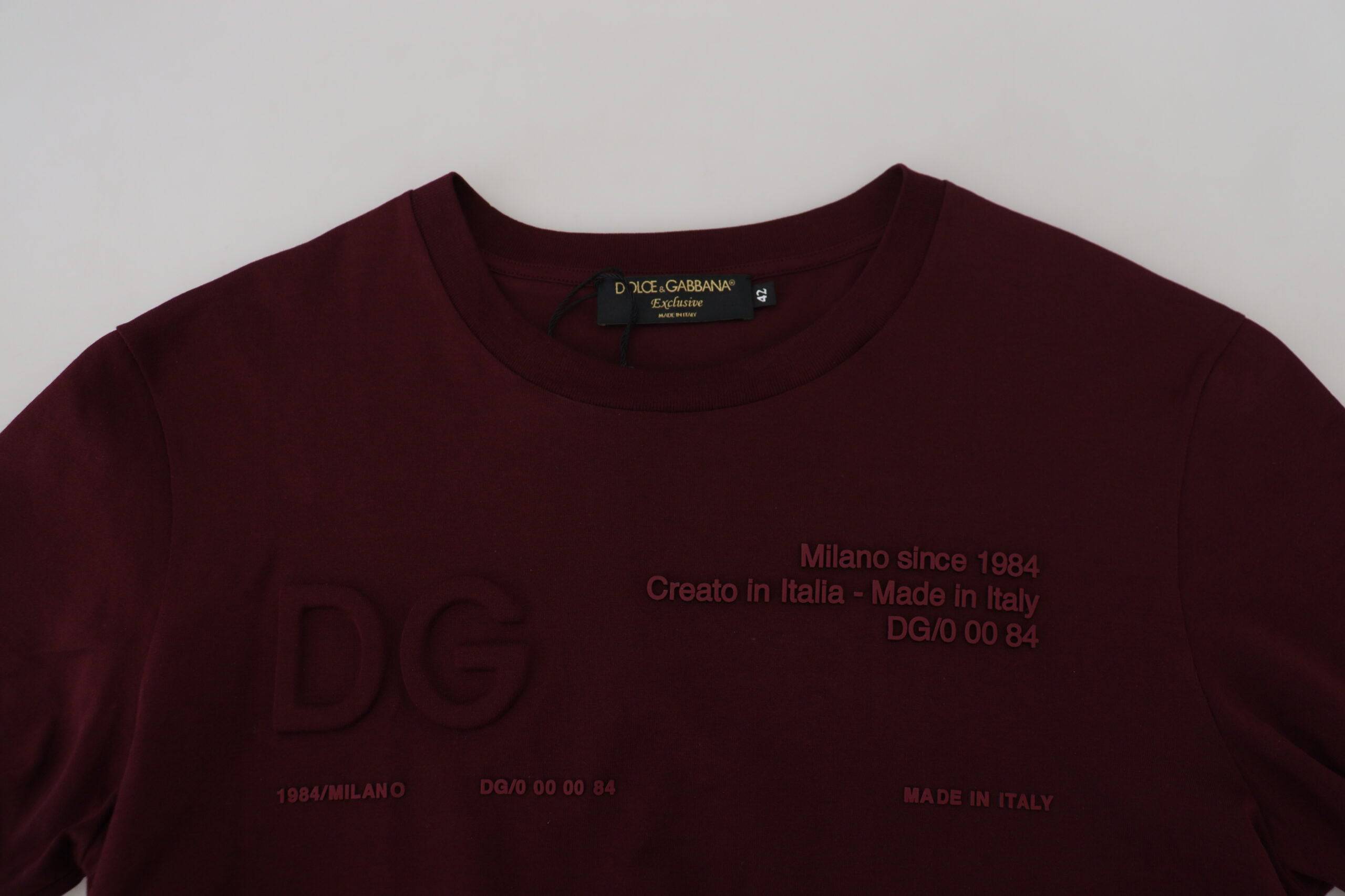 T-shirt pour homme Dolce & Gabbana à manches courtes bordeaux avec imprimé floral, style décontracté et élégant.