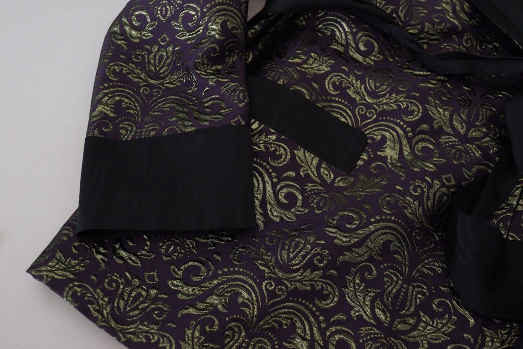 Veste blazer Dolce & Gabbana en or et violet avec motif baroque, élégante et raffinée, portée ouverte sur fond neutre.