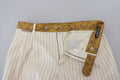 Costume de smoking slim fit Dolce & Gabbana blanc avec rayures dorées, élégant et sophistiqué, vue de face.