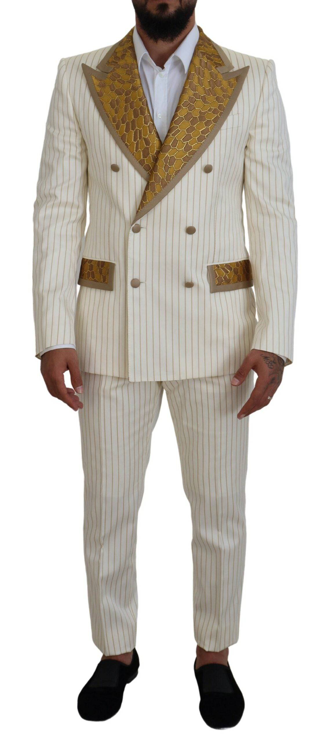 Costume de smoking slim fit Dolce & Gabbana blanc cassé avec rayures dorées, élégant et sophistiqué, vue de face.