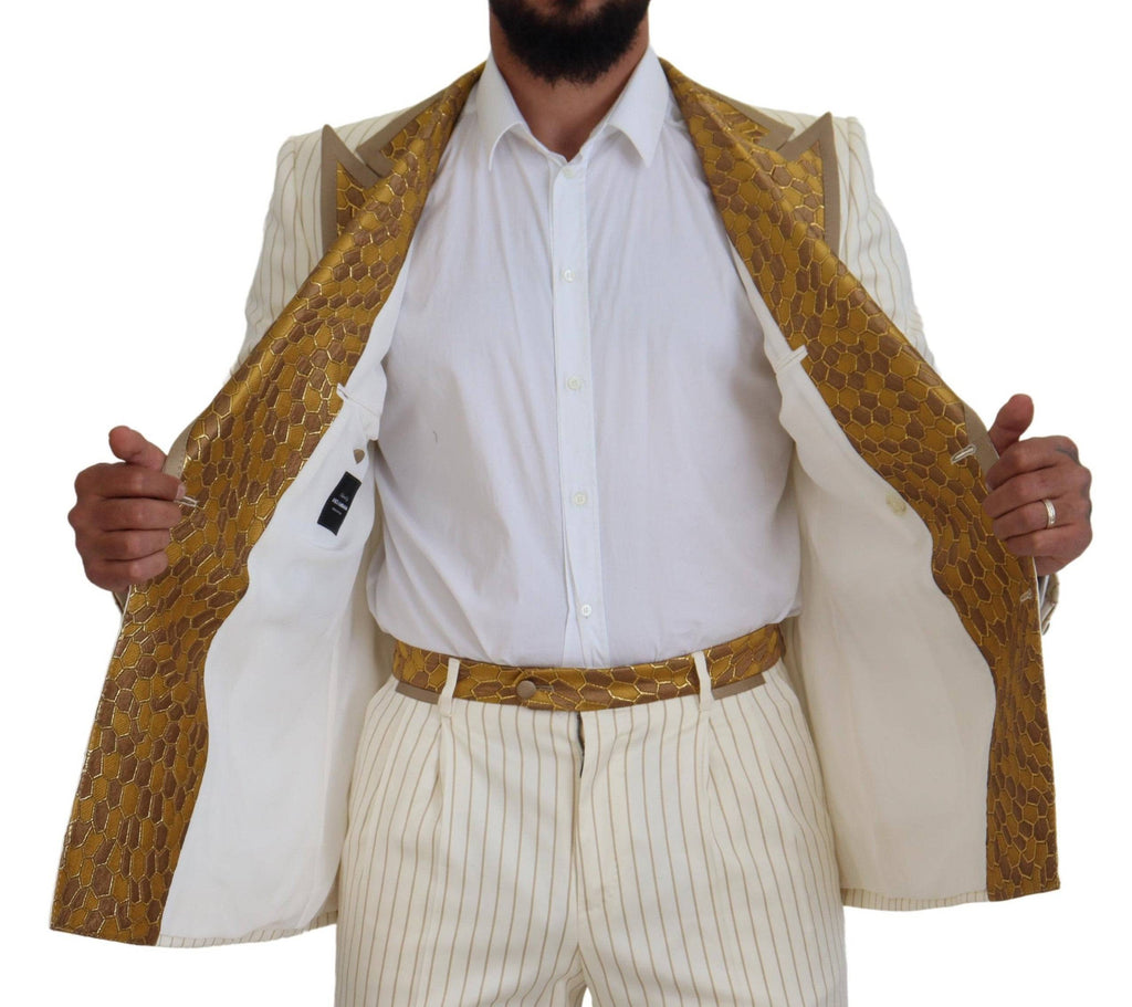 Costume de smoking slim fit Dolce & Gabbana blanc avec rayures or, veste élégante en tissu fin, style sophistiqué et moderne.