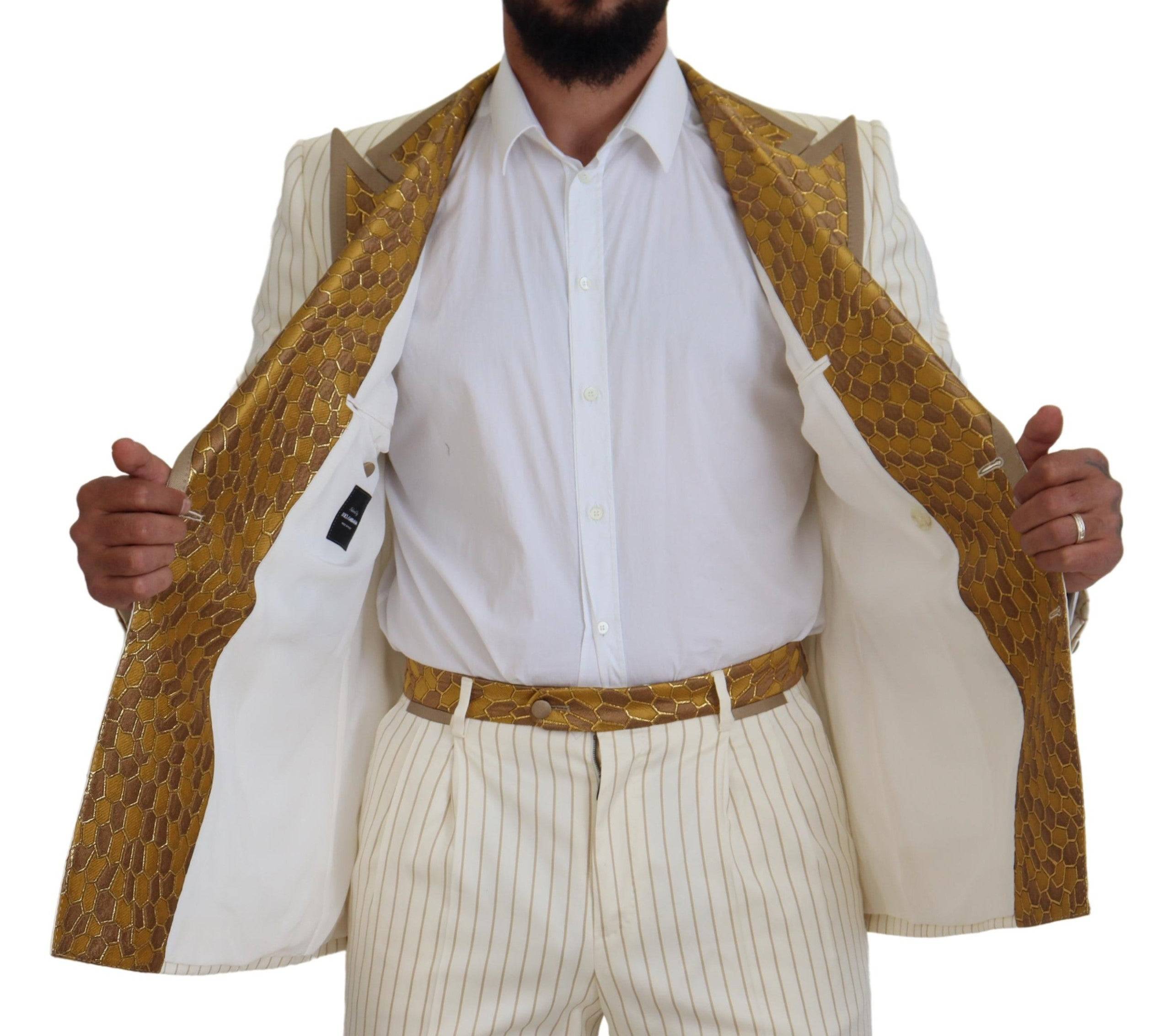 Costume de smoking slim fit Dolce & Gabbana blanc avec rayures or, veste élégante en tissu fin, style sophistiqué et moderne.