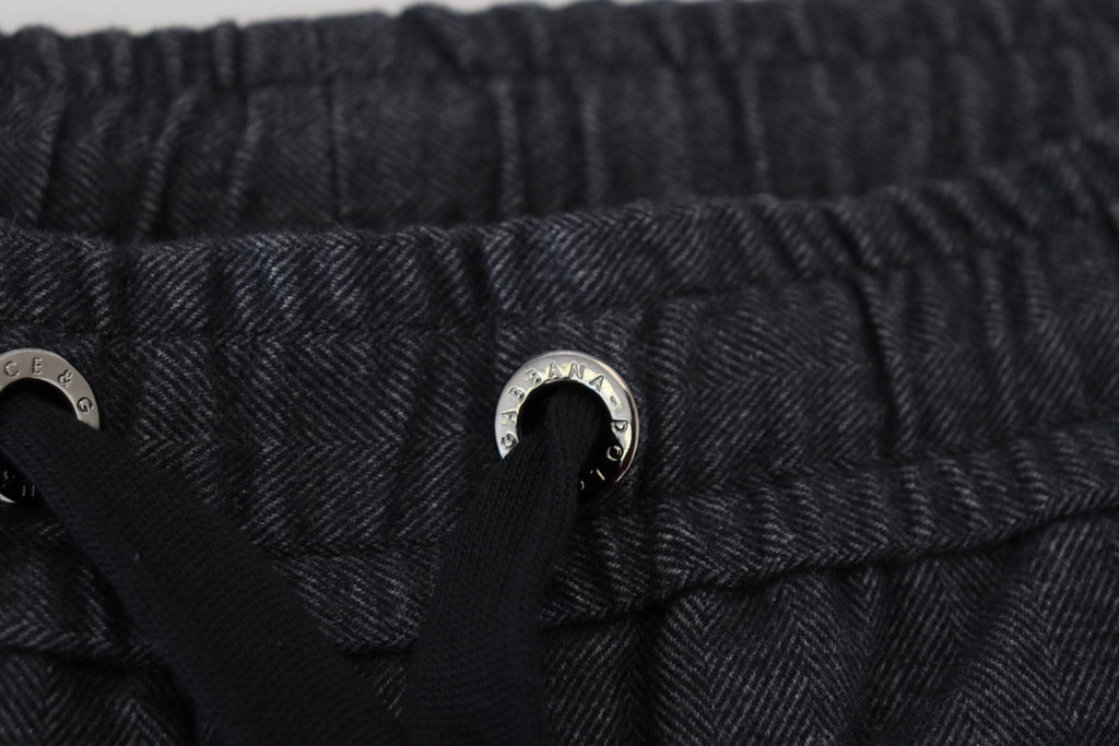Pantalon en coton gris Dolce & Gabbana, coupe tapered, vue de face sur un mannequin.