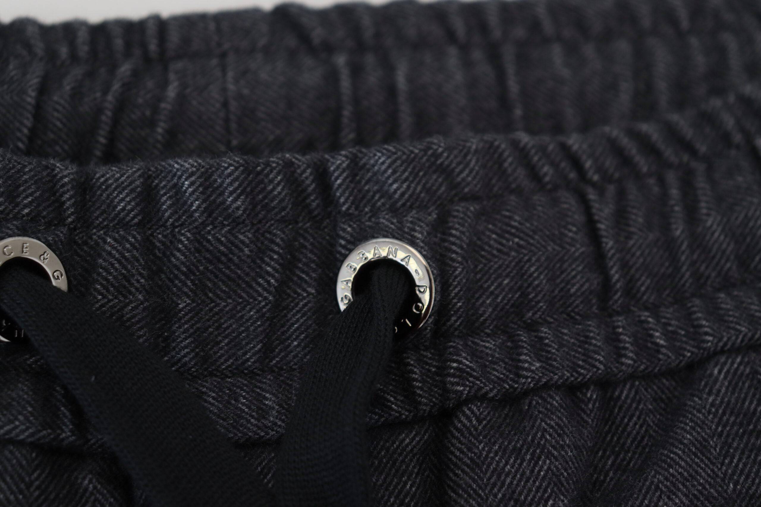 Pantalon en coton gris Dolce & Gabbana, coupe tapered, vue de face sur un mannequin.