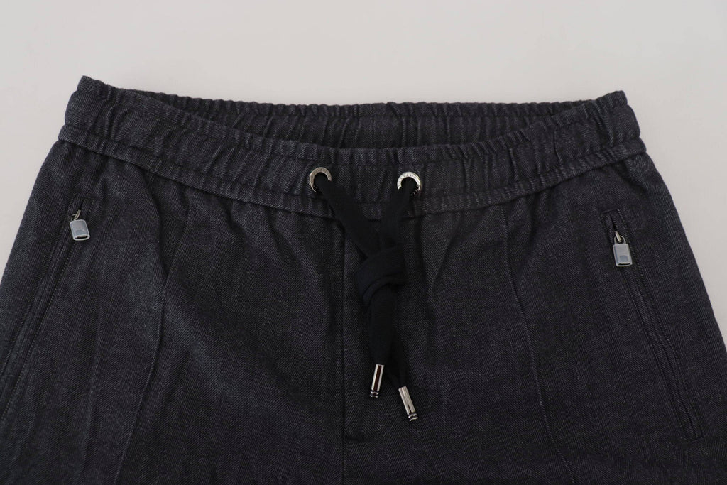 Pantalon en coton gris Dolce & Gabbana, coupe tapered, visible en image avec détails de la texture et de la finition.