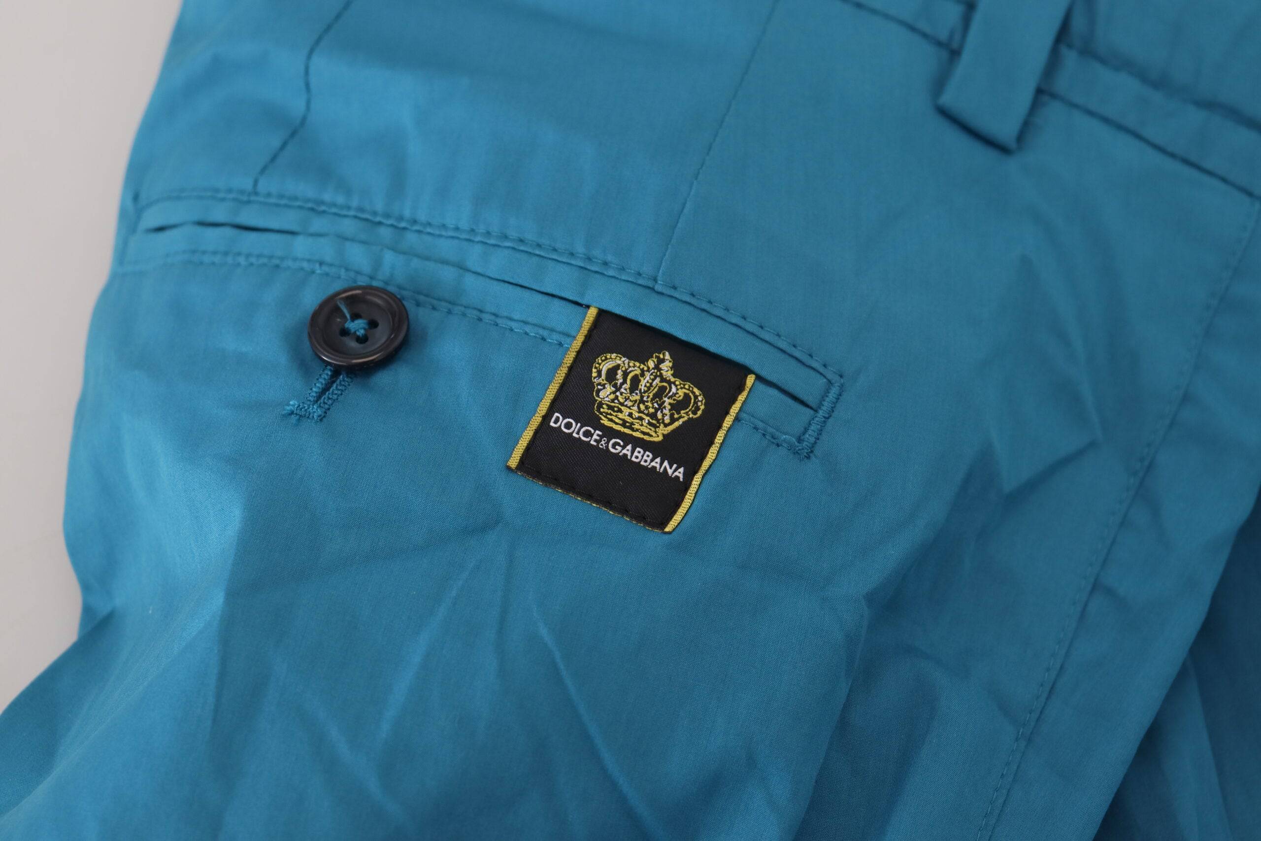 Pantalons chinos en coton bleu de Dolce & Gabbana, style élégant, vue frontale avec détails de la ceinture et poches.