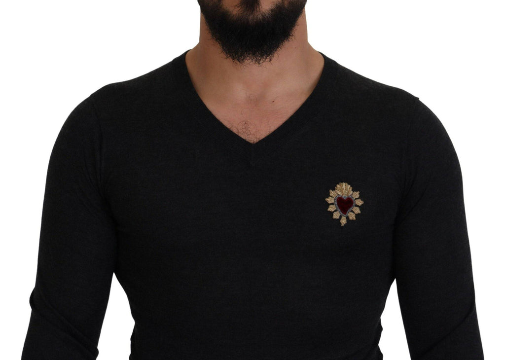 Pull en cachemire gris Dolce & Gabbana avec col en V et motif cœur doré, élégant et confortable.