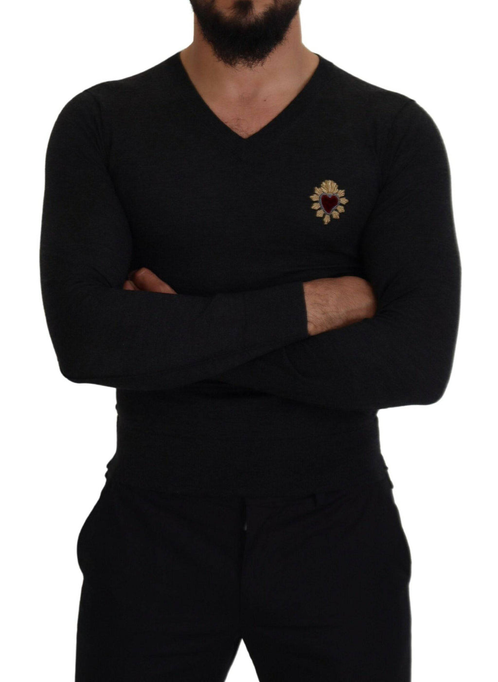 Pull Dolce & Gabbana en cachemire gris avec col en V et motif de cœur en or sur le devant.