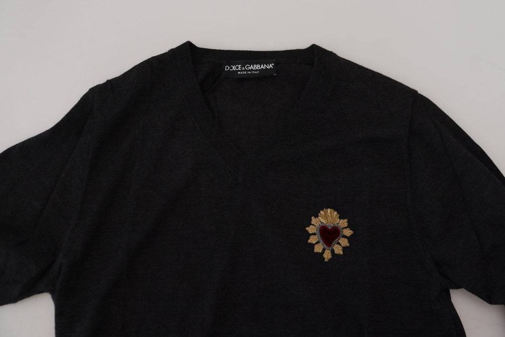 Pull en cachemire gris Dolce & Gabbana avec col en V et motif cœur doré, élégant et confortable.