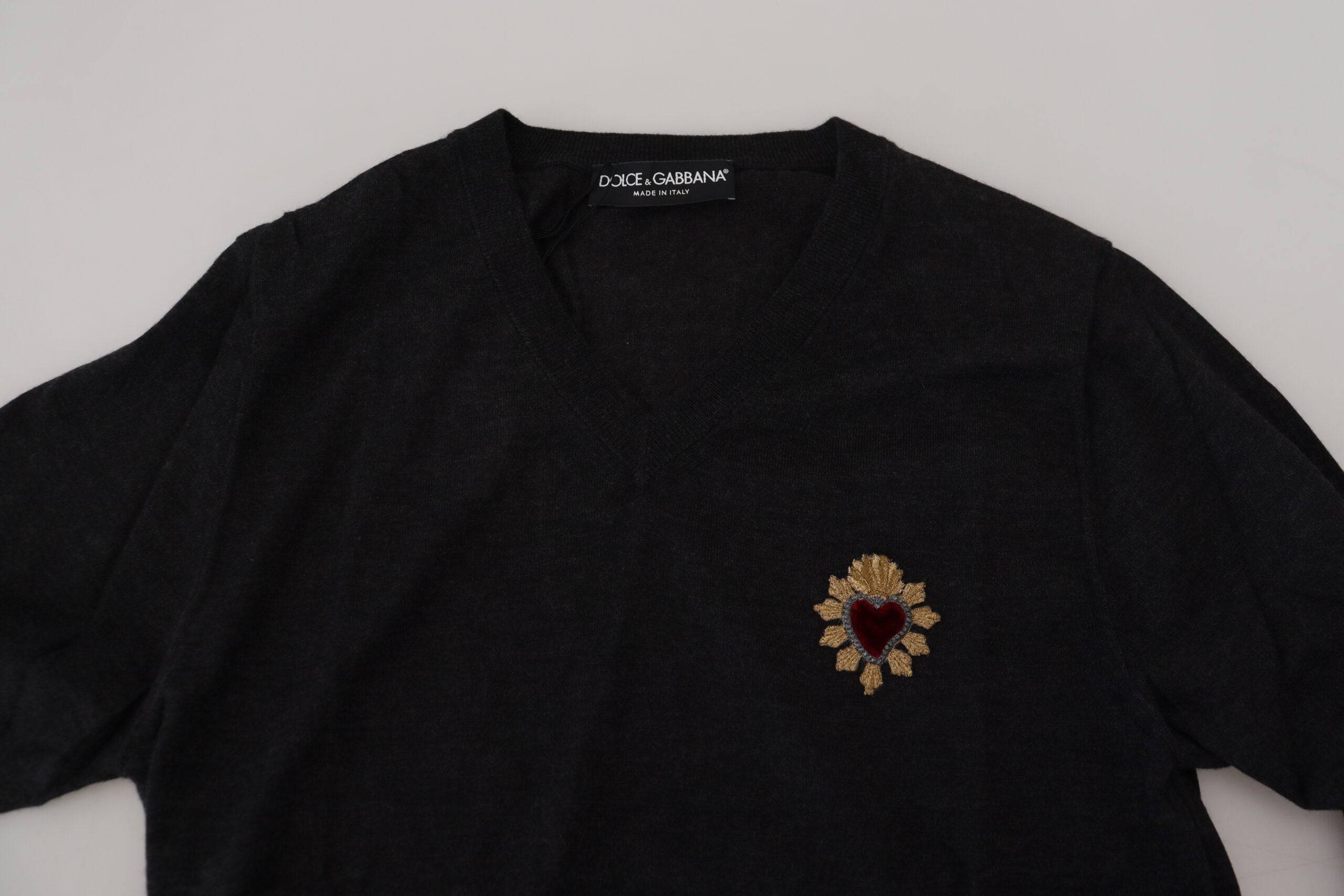 Pull en cachemire gris Dolce & Gabbana avec col en V et motif cœur doré, élégant et confortable.
