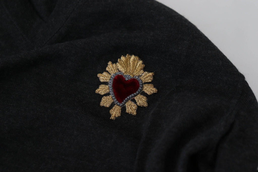Pull en cachemire gris Dolce & Gabbana avec col en V et motif de cœur doré, élégant et confortable.