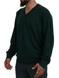 Pull en cachemire vert Dolce & Gabbana avec col en V, doux et élégant, porté sur un mannequin.
