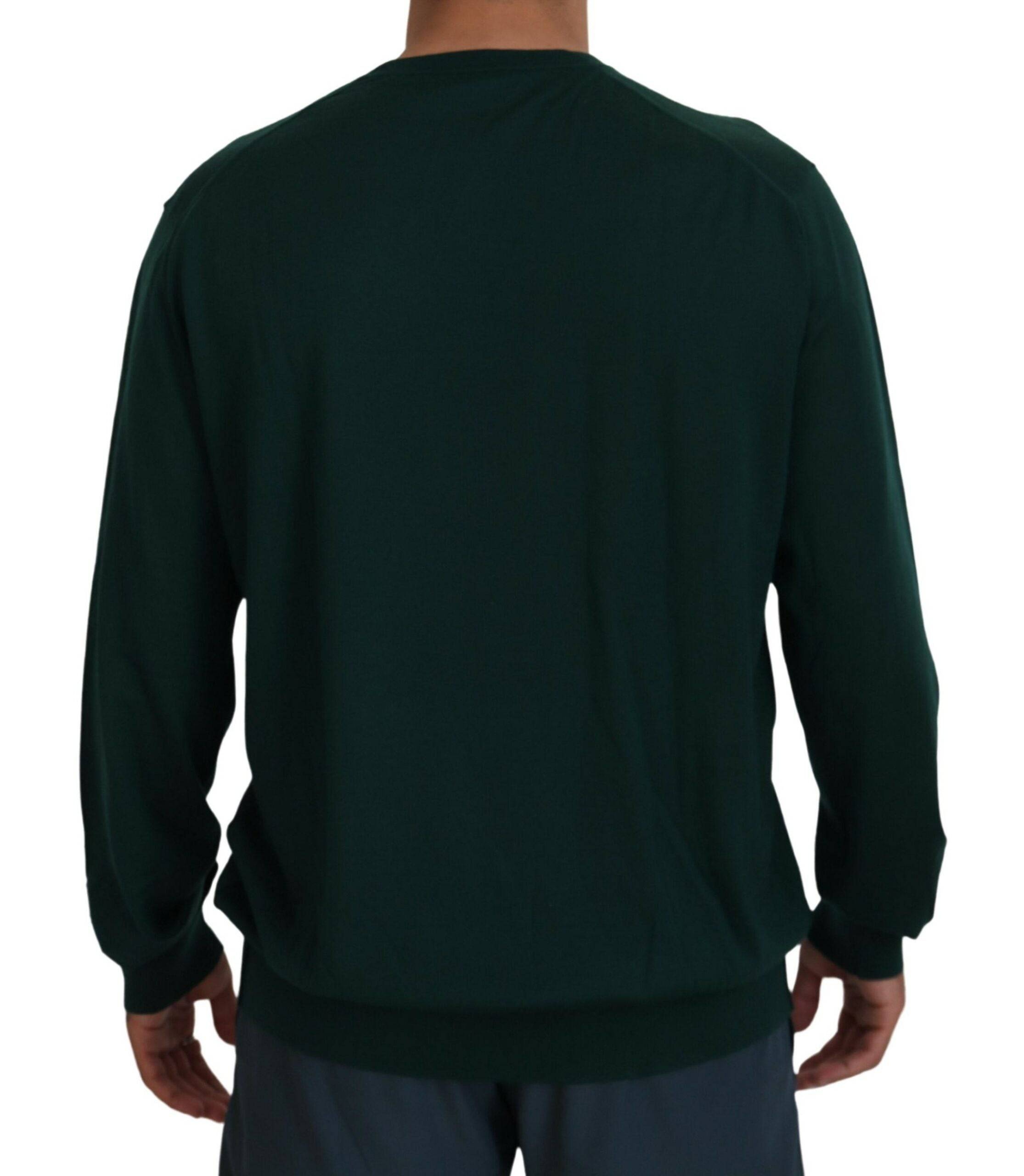 Pull en cachemire vert Dolce & Gabbana avec col en V, doux et élégant, porté à la mode.