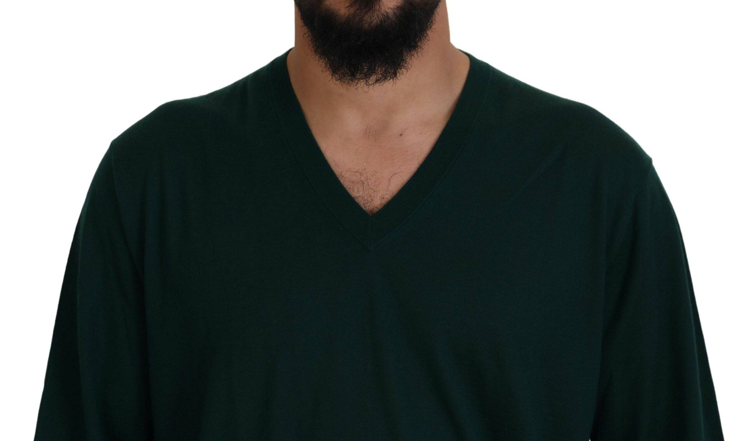 Pull en cachemire vert Dolce & Gabbana avec col en V, doux et élégant, porté sur un mannequin.