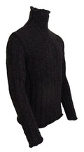 Pull en laine marron Dolce & Gabbana à col roulé, doux et chaud, porté en gros plan sur le devant du pull.