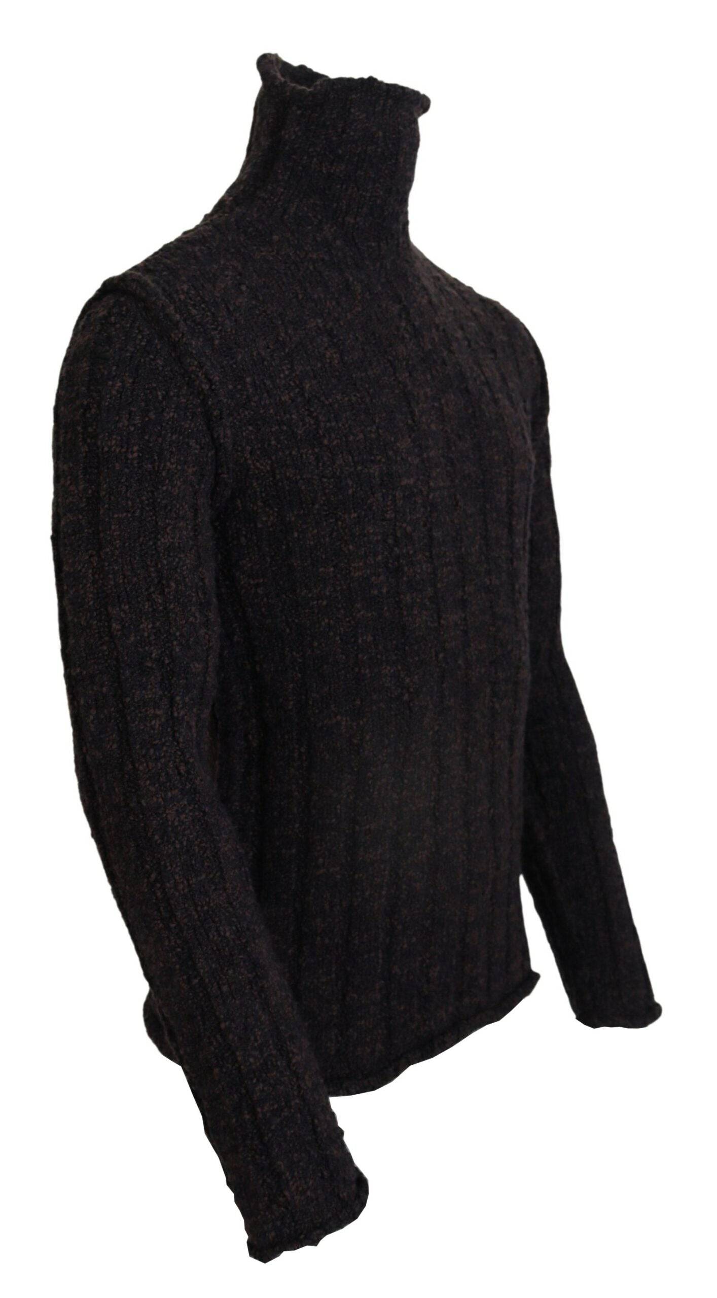 Pull en laine marron Dolce & Gabbana à col roulé, doux et chaud, porté en gros plan sur le devant du pull.