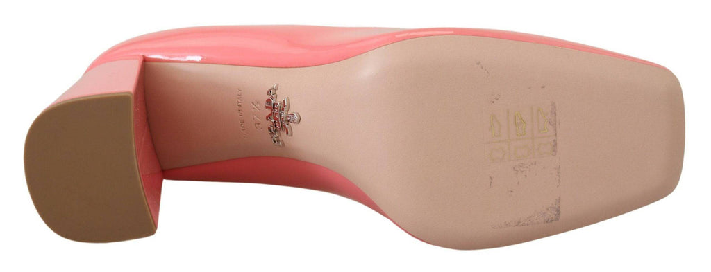 Escarpins Prada en cuir verni rose, talons blocs classiques, chaussures élégantes pour femmes.