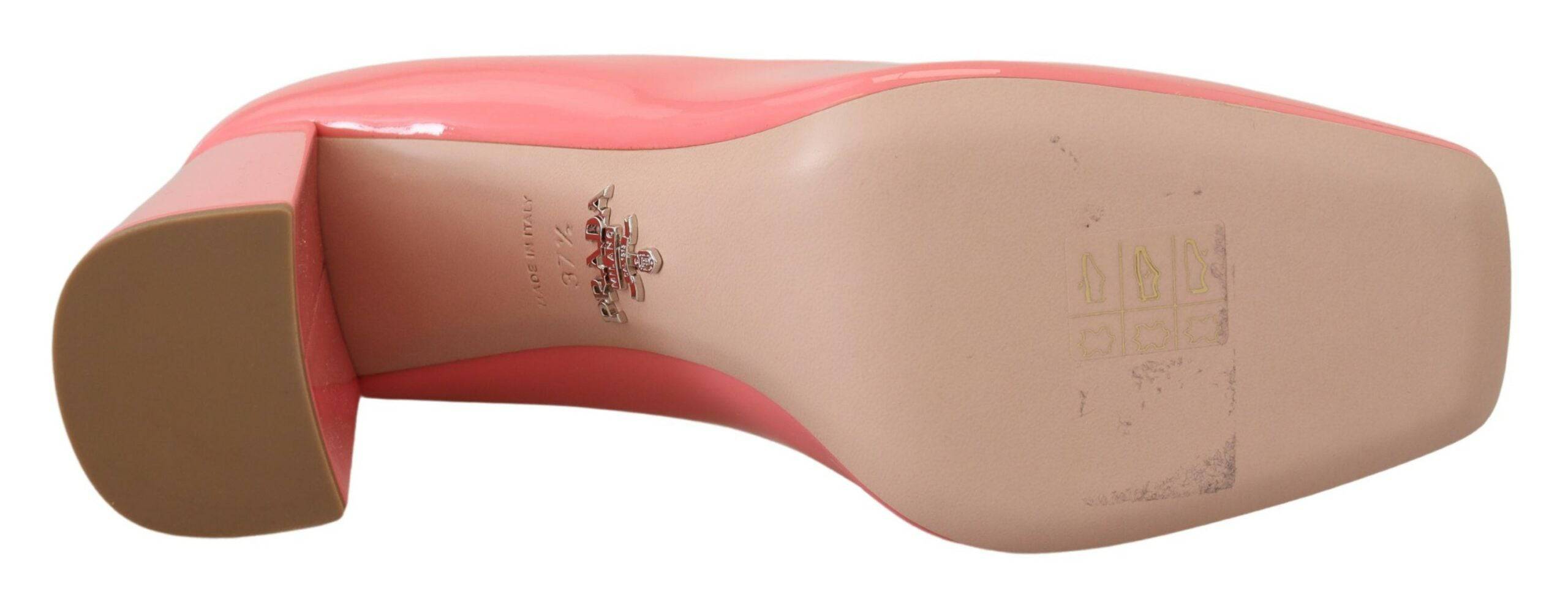 Escarpins Prada en cuir verni rose, talons blocs classiques, chaussures élégantes pour femmes.