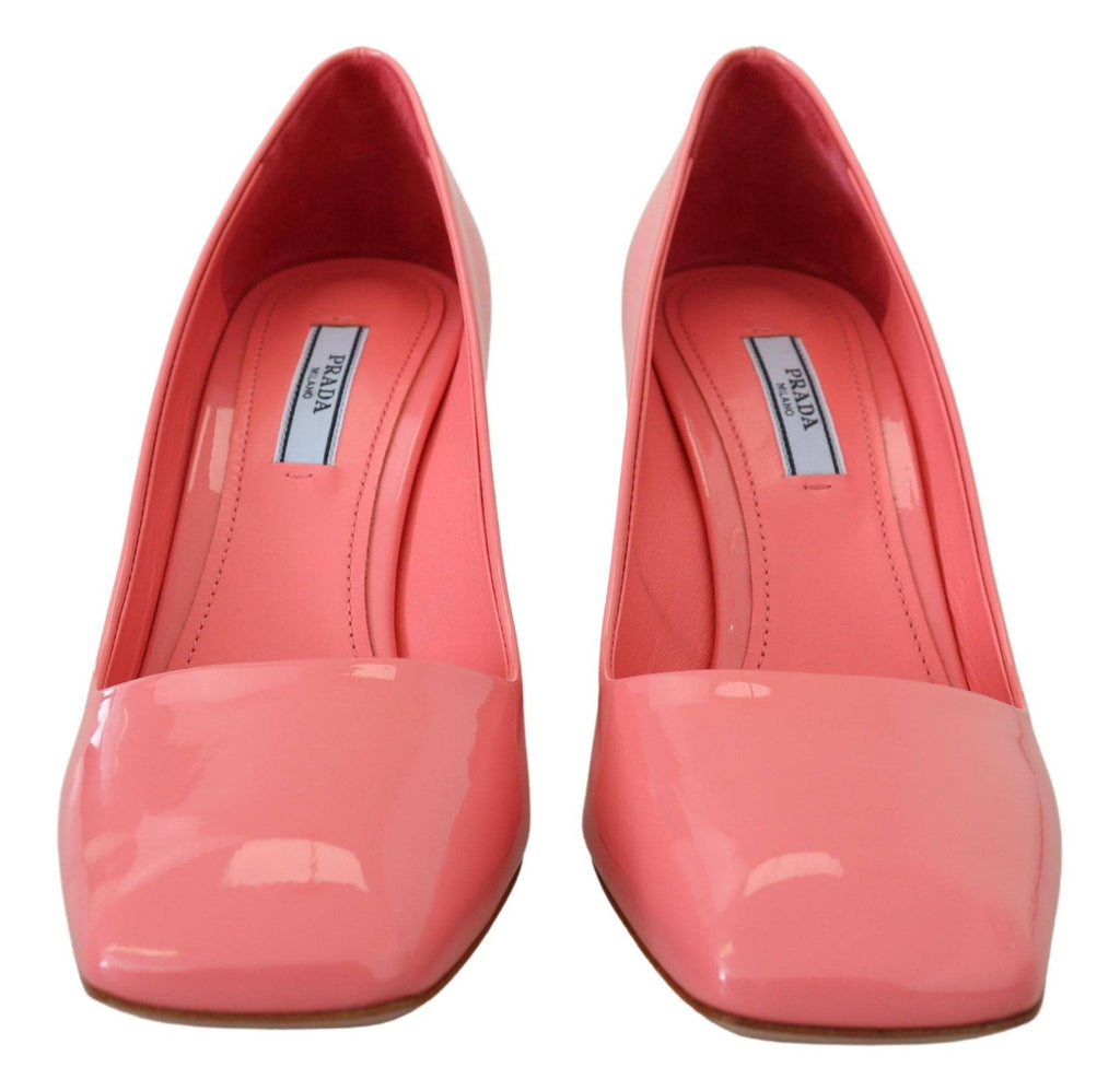 Escarpins Prada en cuir verni rose avec talons blocs classiques, élégants et raffinés pour femmes.