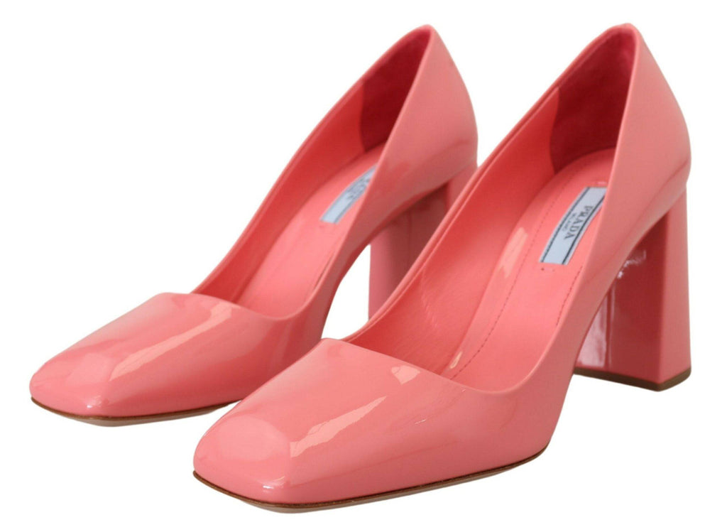 Escarpins Prada en cuir verni rose, talons blocs élégants, chaussures classiques pour femme.