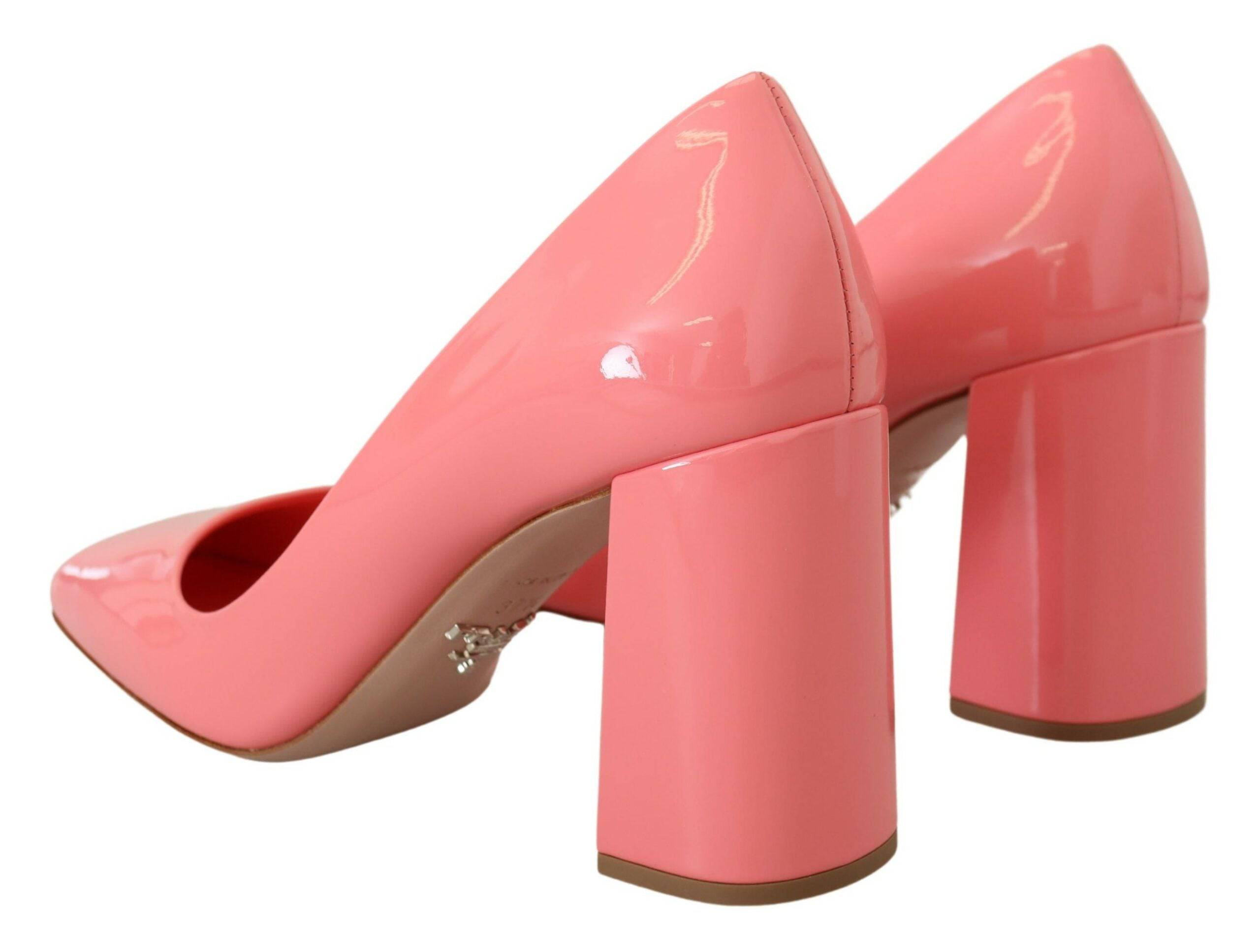 Chaussures Prada à talons blocs en cuir verni rose, élégantes et classiques, pour femmes.