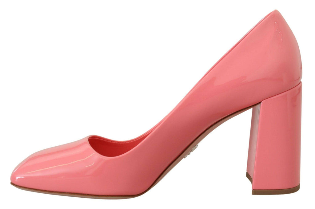 Chaussures à talons Prada en cuir verni rose, style classique, brides épaisses et semelle en bloc pour femmes.