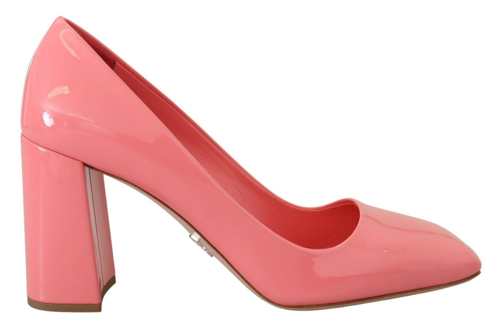 Chaussures à talons Prada en cuir verni rose, talons blocs classiques, élégantes et sophistiquées, pour femmes.