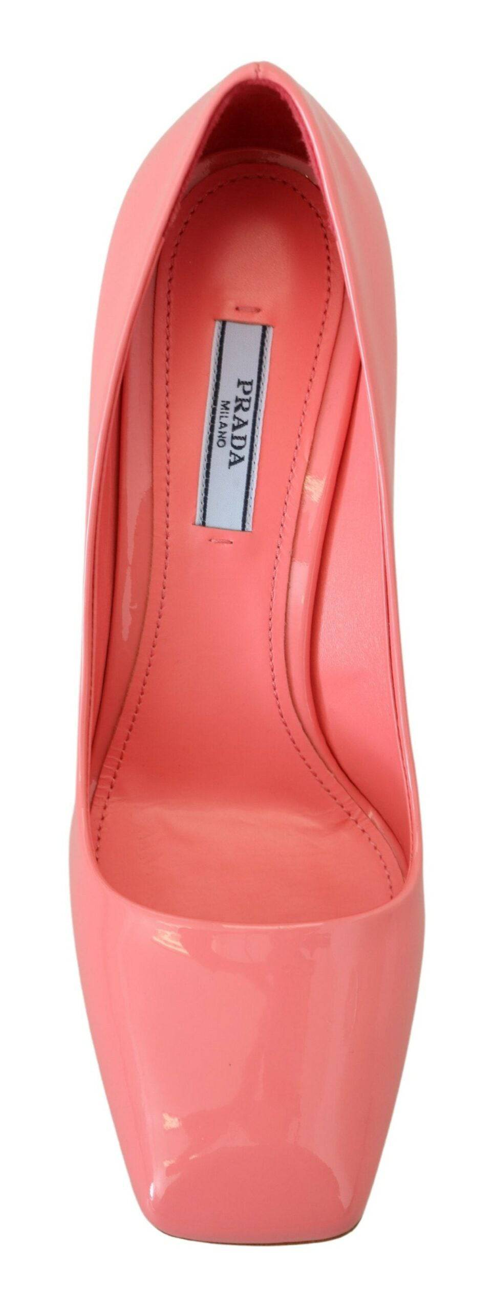 Escarpins Prada en cuir verni rose avec talons blocs, style classique et élégant pour femme.