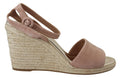 Sandales Prada en daim rose avec bride à la cheville et semelle en cuir, élégantes et sophistiquées.