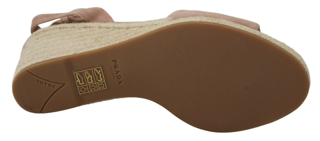 Sandales en daim rose Prada avec bride à la cheville, semelle en cuir et design élégant, pour femme.
