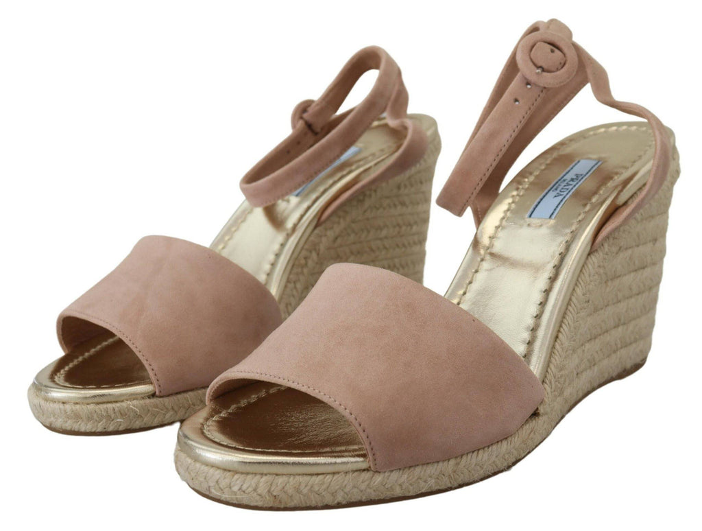 Sandales Prada en daim rose avec bride à la cheville et talon, mettant en valeur un style élégant et sophistiqué.