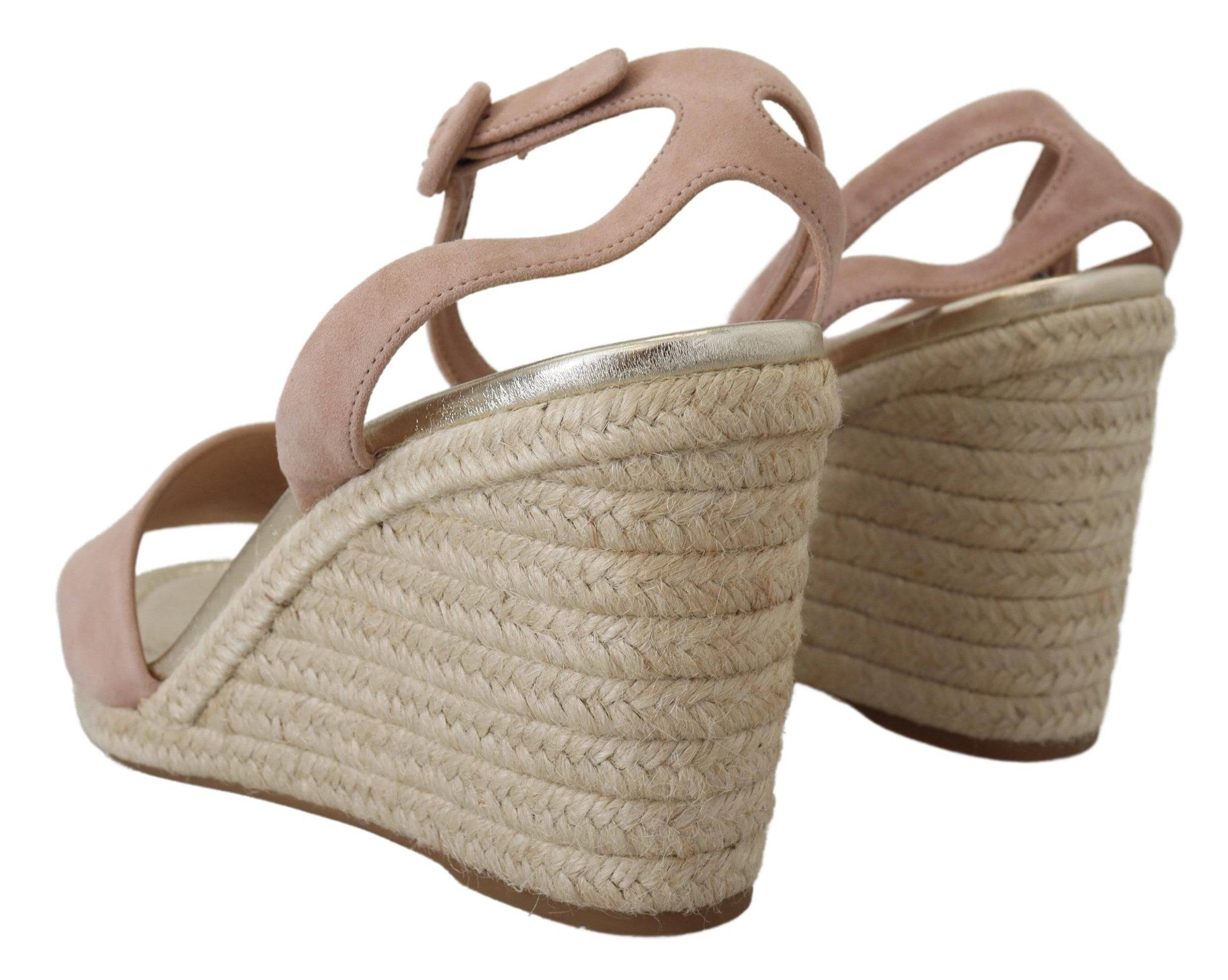 Sandales Prada en daim rose avec bride à la cheville et semelle en cuir, élégantes et sophistiquées.