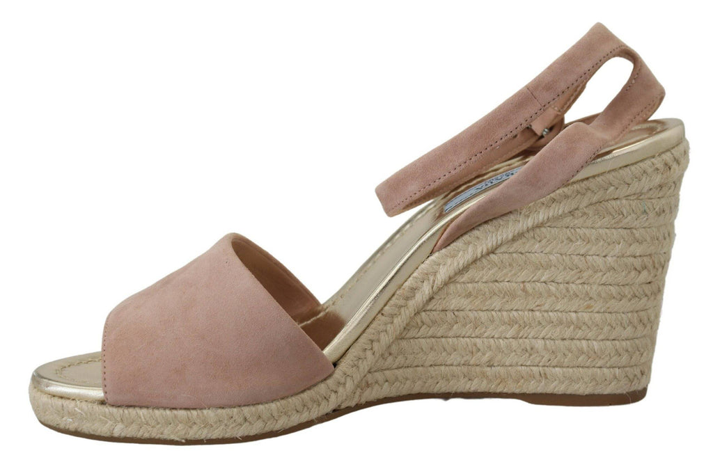 Sandales à talon en daim rose de Prada avec bride à la cheville et semelle en cuir, pour femme.