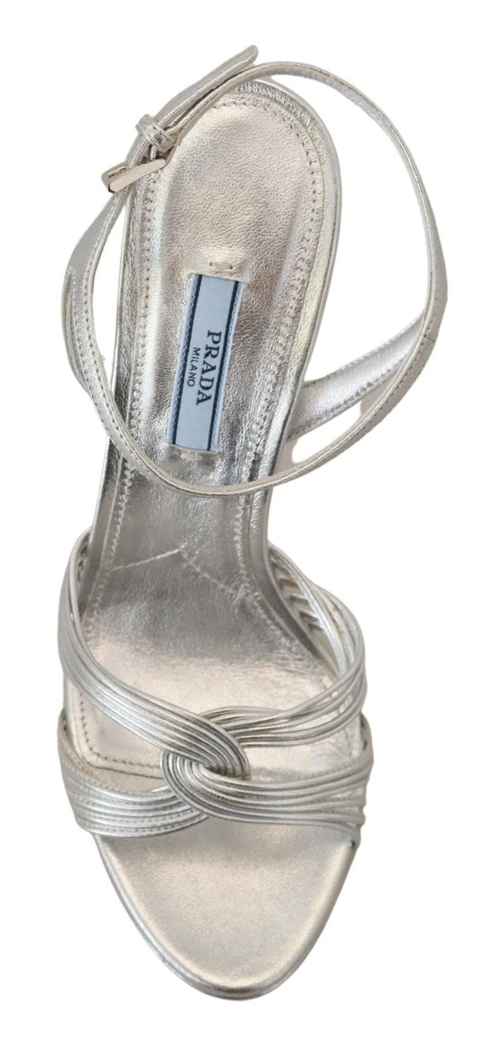 Sandales en cuir argenté Prada avec bride à la cheville et talons stilettos élégants, vues de côté.