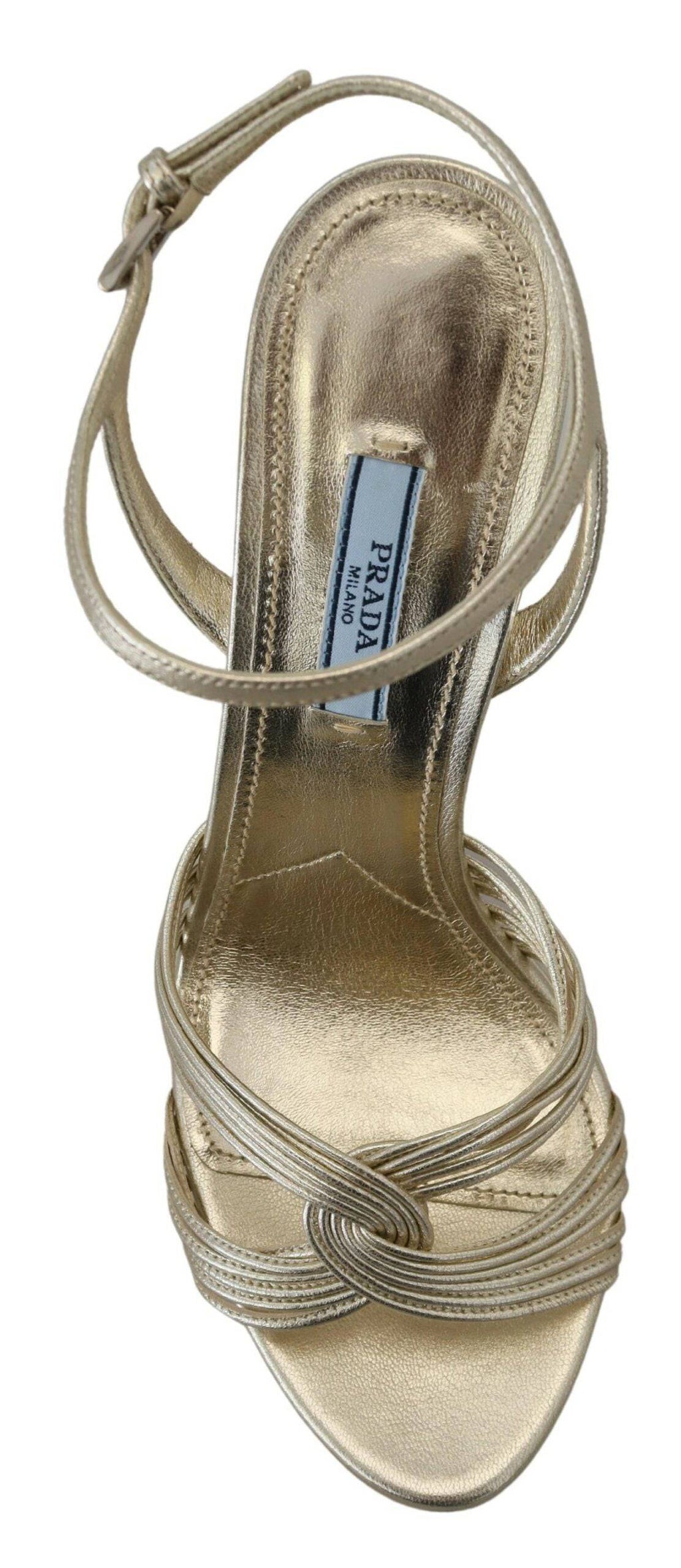 Sandales en cuir doré Prada avec bride à la cheville et talons stilettos, élégantes et sophistiquées.