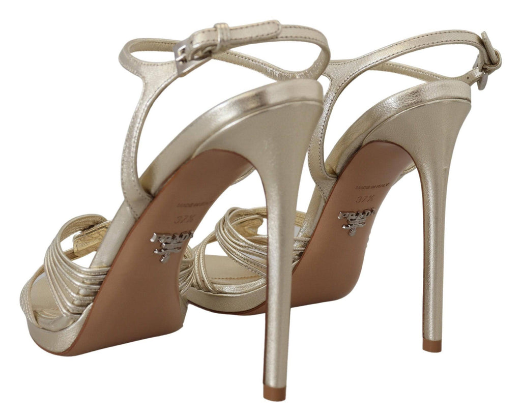 Sandales Prada en cuir doré avec bride à la cheville et talons aiguilles, vue de face.