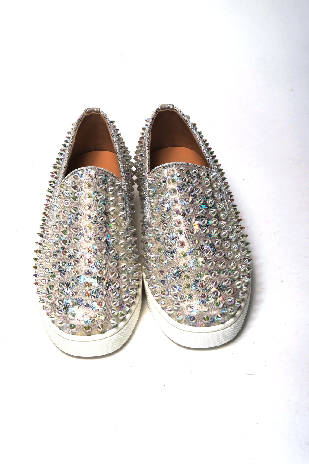Sneaker plate Christian Louboutin blanche à semelle claire et design bateau pour femme, style décontracté et élégant.