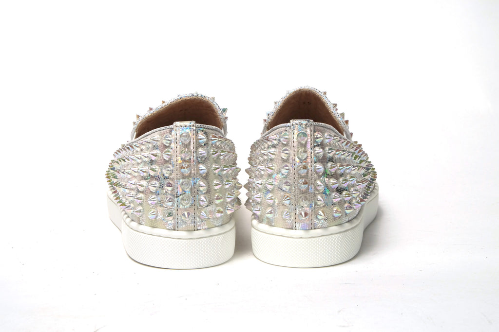 Chaussures plates Christian Louboutin Ab Roller Boat pour femme, blanche avec détails transparents et semelle plate élégante.